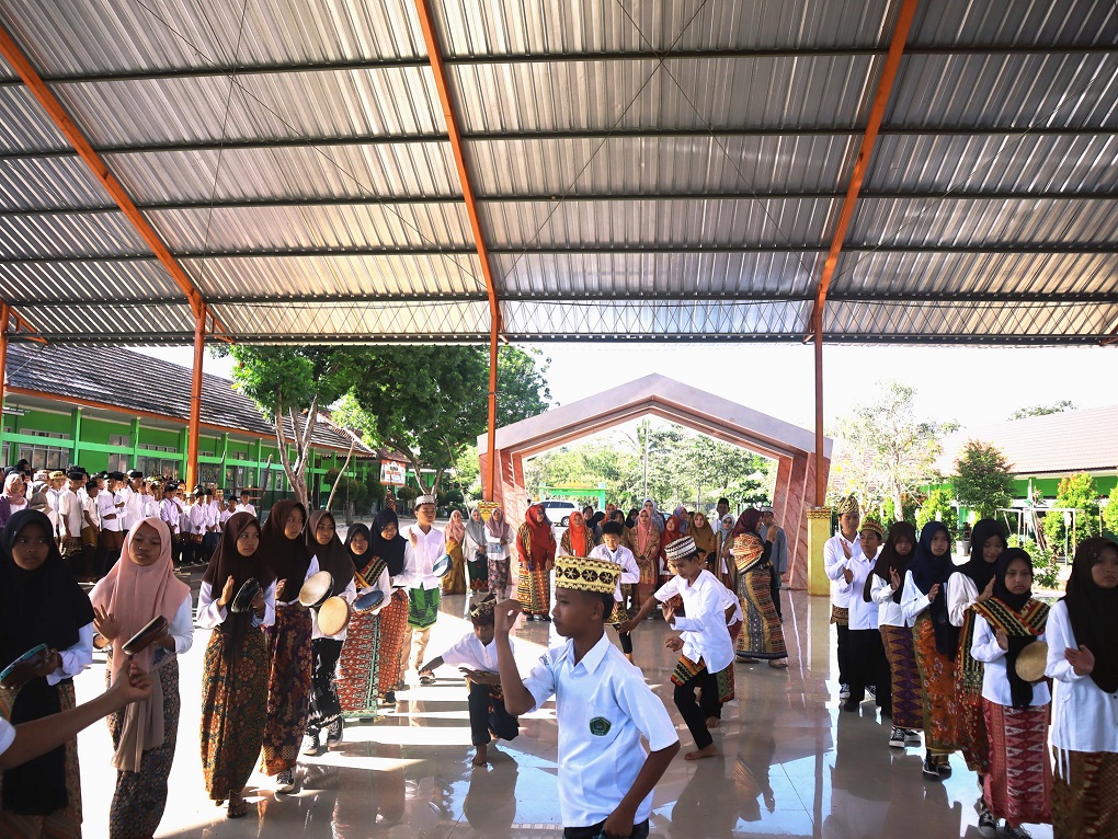 Tampilkan Pincak Khakot dan Tari Siger MTsN 1 Pesawaran Gelar P5RA dalam rangka Waktunya Madrasah Berbudaya Lampung