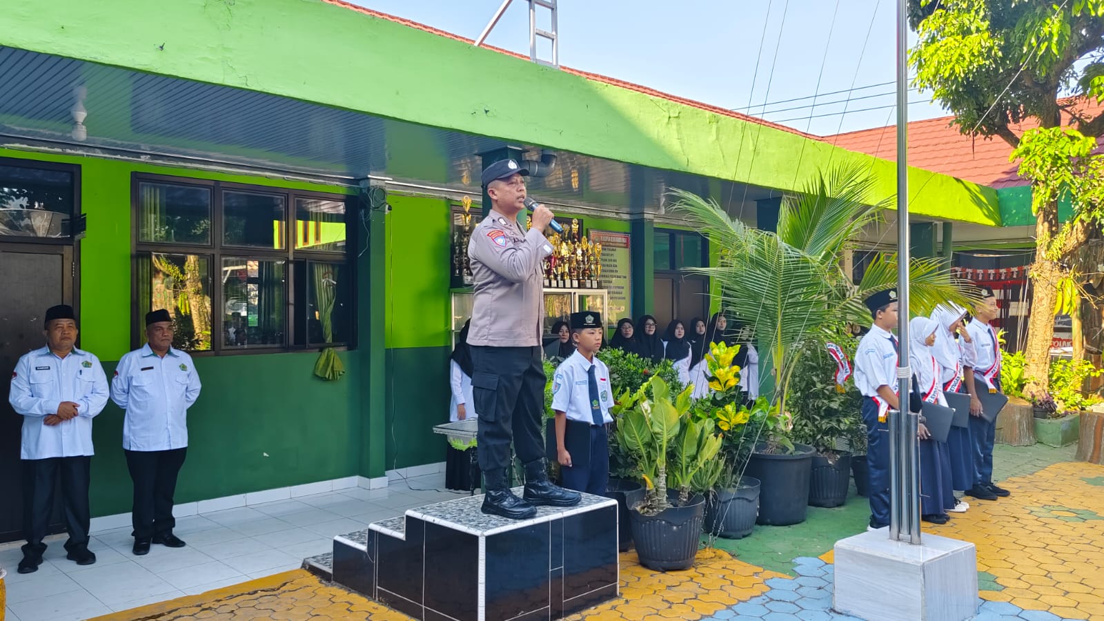 Pesan Penting Bhabinkamtibmas di Upacara MTsN 1 Tanggamus: Disiplin Berlalu Lintas, Hindari Bullying, dan Kenakalan Remaja!
