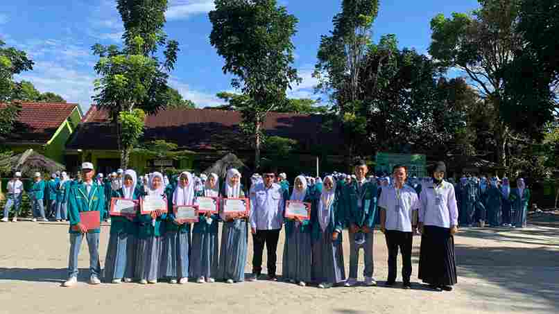 Upacara Senin Sekaligus Pelepasan Siswa Kegiatan Takhdimul Ummah di MAN 1 Lampung Barat