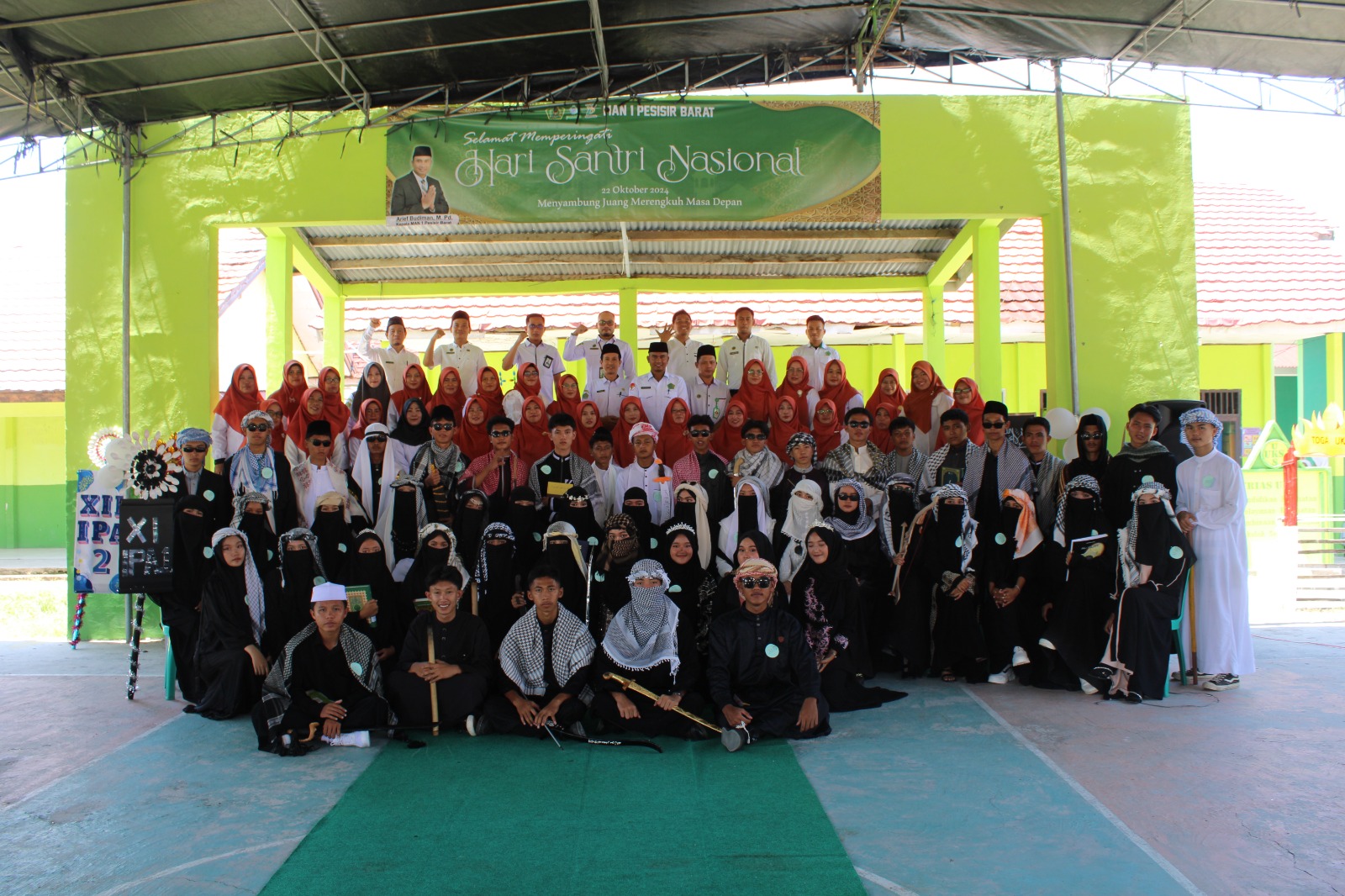 MAN 1 Pesisir Barat Menggelar Fashion Show Cosplay Pahlawan dan Tokoh Muslim Dalam Rangka Hari Santri 2024