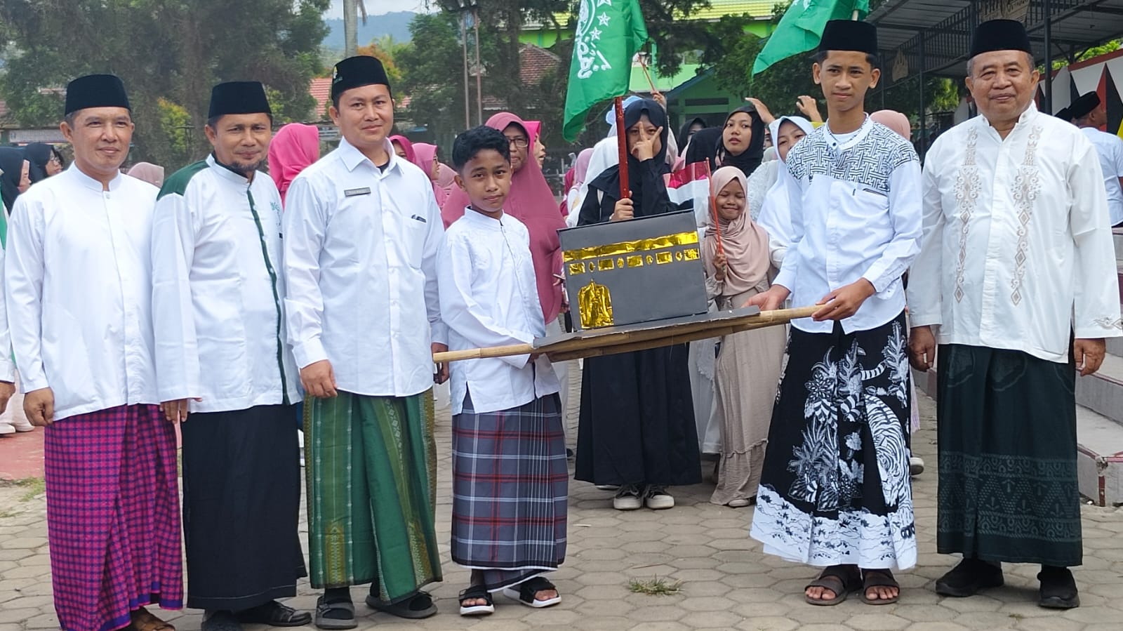 Pawai Meriah Menyusul Upacara Hari Santri 2024 di Kotaagung: Santri MTsN 1 Tanggamus Tampilkan Kreativitas dan Semangat