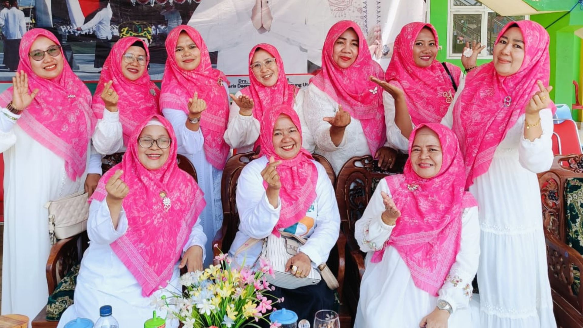 Ketua Dharma Wanita Persatuan Kemenag Lampung Utara Bersama Anggota Ikuti Pawai dan Apel Hari Santri Nasional 2024