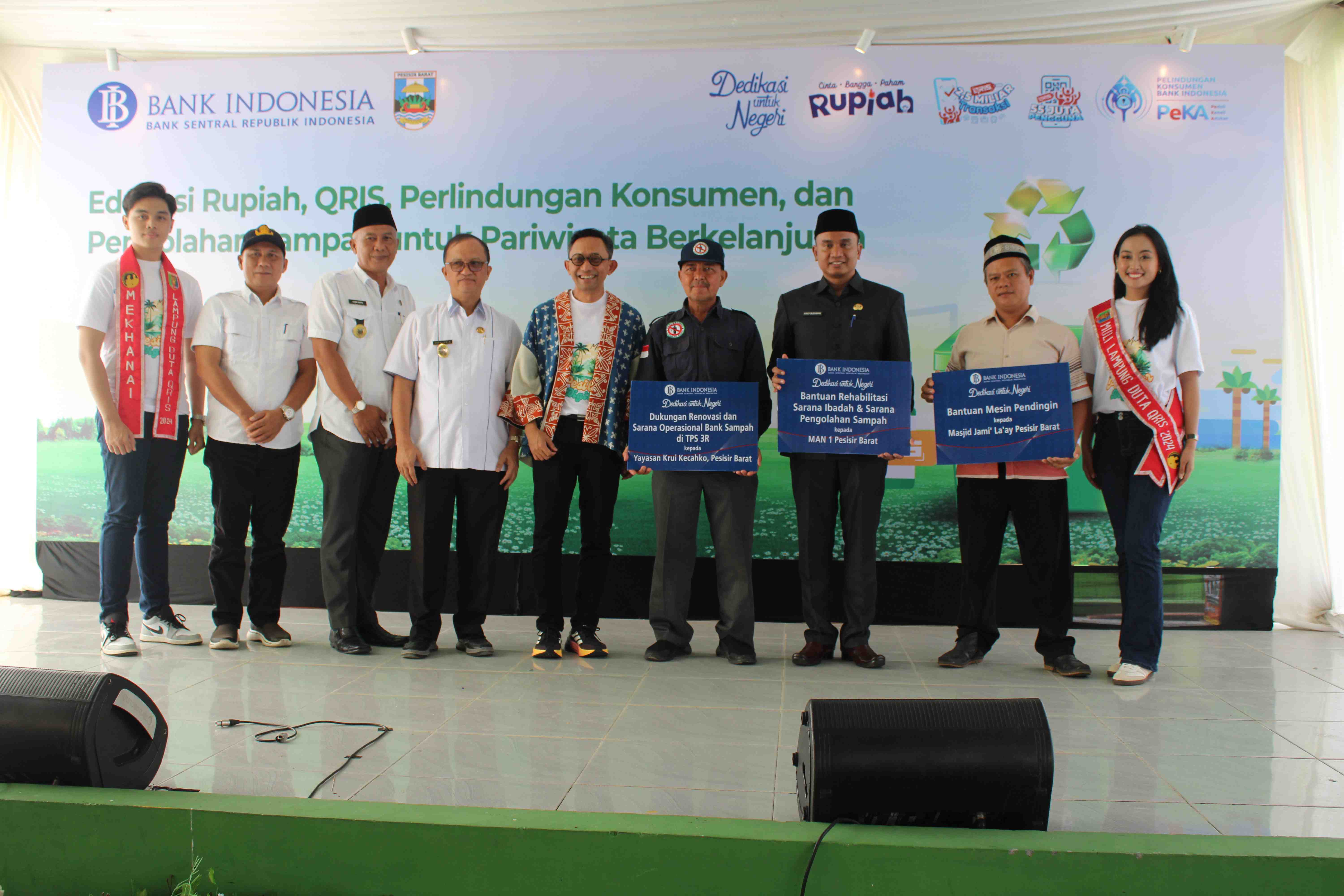 Edukasi Rupiah, QRIS, dan Pengolahan Sampah untuk Pariwisata Berkelanjutan di MAN 1 Pesisir Barat
