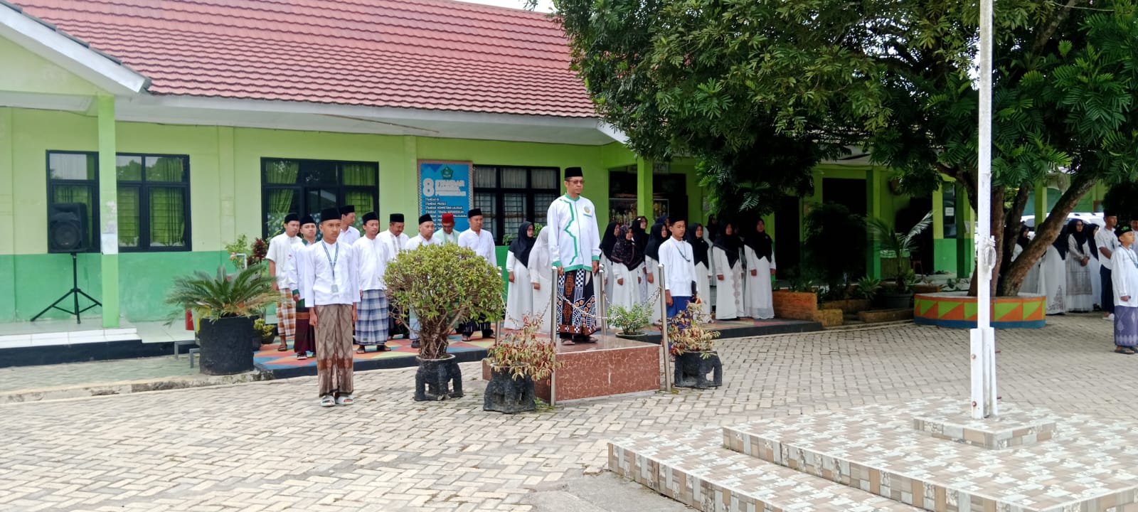 Peringatan Hari Santri Nasional: Ismail,  Ajak Teladani Semangat Juang Santri dalam Upacara di MTsN 1 Lampung Barat