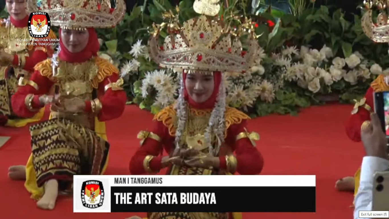 The Art Sata Budaya MAN 1 Tanggamus Meriahkan Debat Calon Bupati dan Wakil Bupati Tanggamus