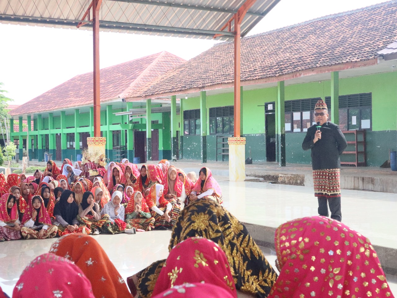 Ki Mak Ganta Kapan lagi Ki Mak Kham Sapa Lagi dalam rangka Waktunya Madrasah Berbudaya Lampung di MTsN 1 Pesawaran