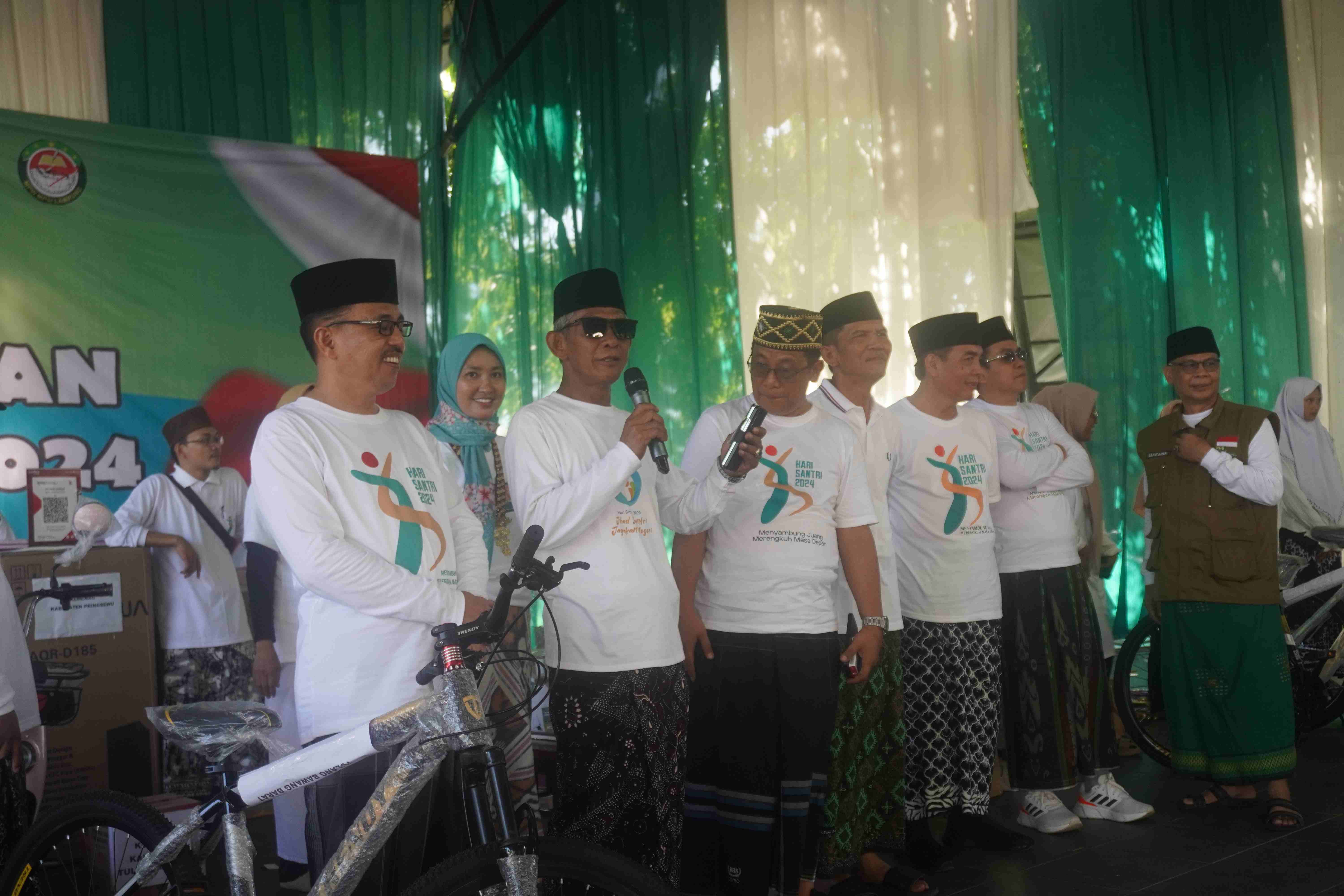 Ka. Kemenag Pesawaran Turut Bagikan Doorprize di Jalan Sehat Sarungan Peringatan Hari Santri Nasional 2024