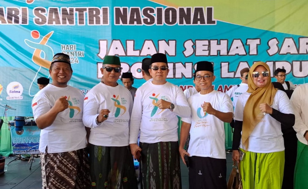 Kakemenag Tulang Bawang beserta Jajaranya, Ikut Ramaikan Jalan Sehat Sarungan Dalam Peringatan Hari Santri Nasional Tahun 2024
