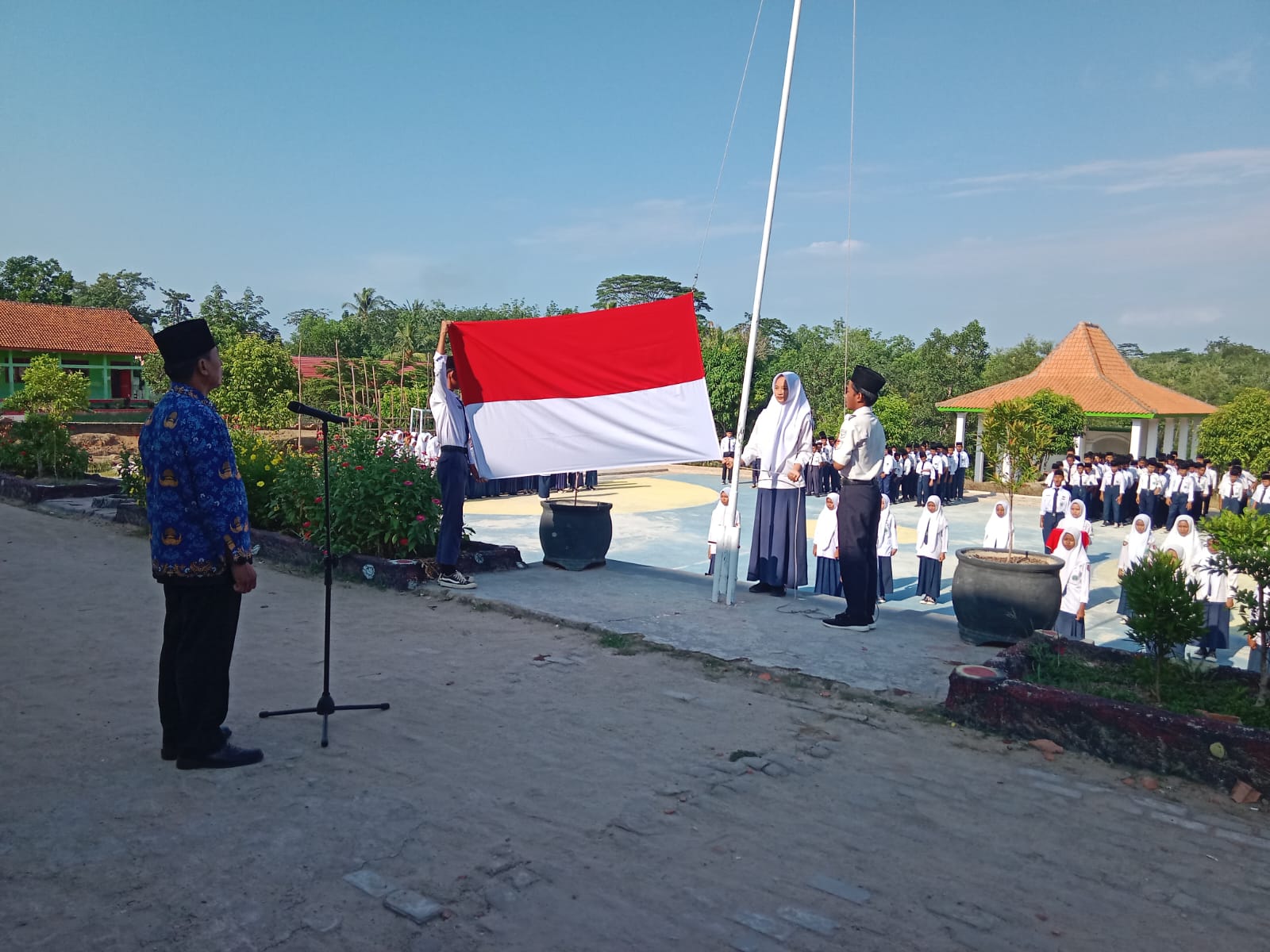 Peringati Sumpah Pemuda 2024, MTsN 2 Way Kanan Gelar Upacara Khidmat dengan Pembina dari Puskesmas Serupa Indah