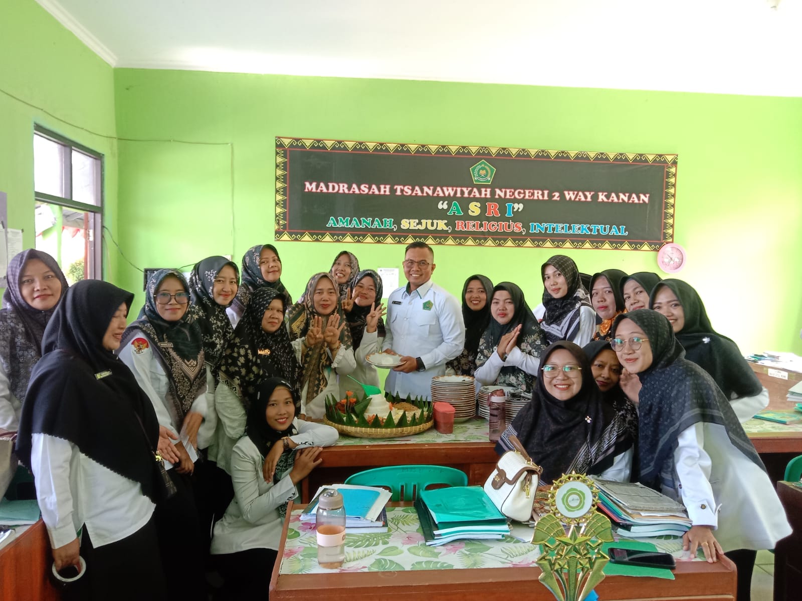 MTsN 2 Way Kanan Gelar Acara Syukuran Hari Sumpah Pemuda yang Bertepatan Dengan Hari Ulang Tahun Guru Fikih
