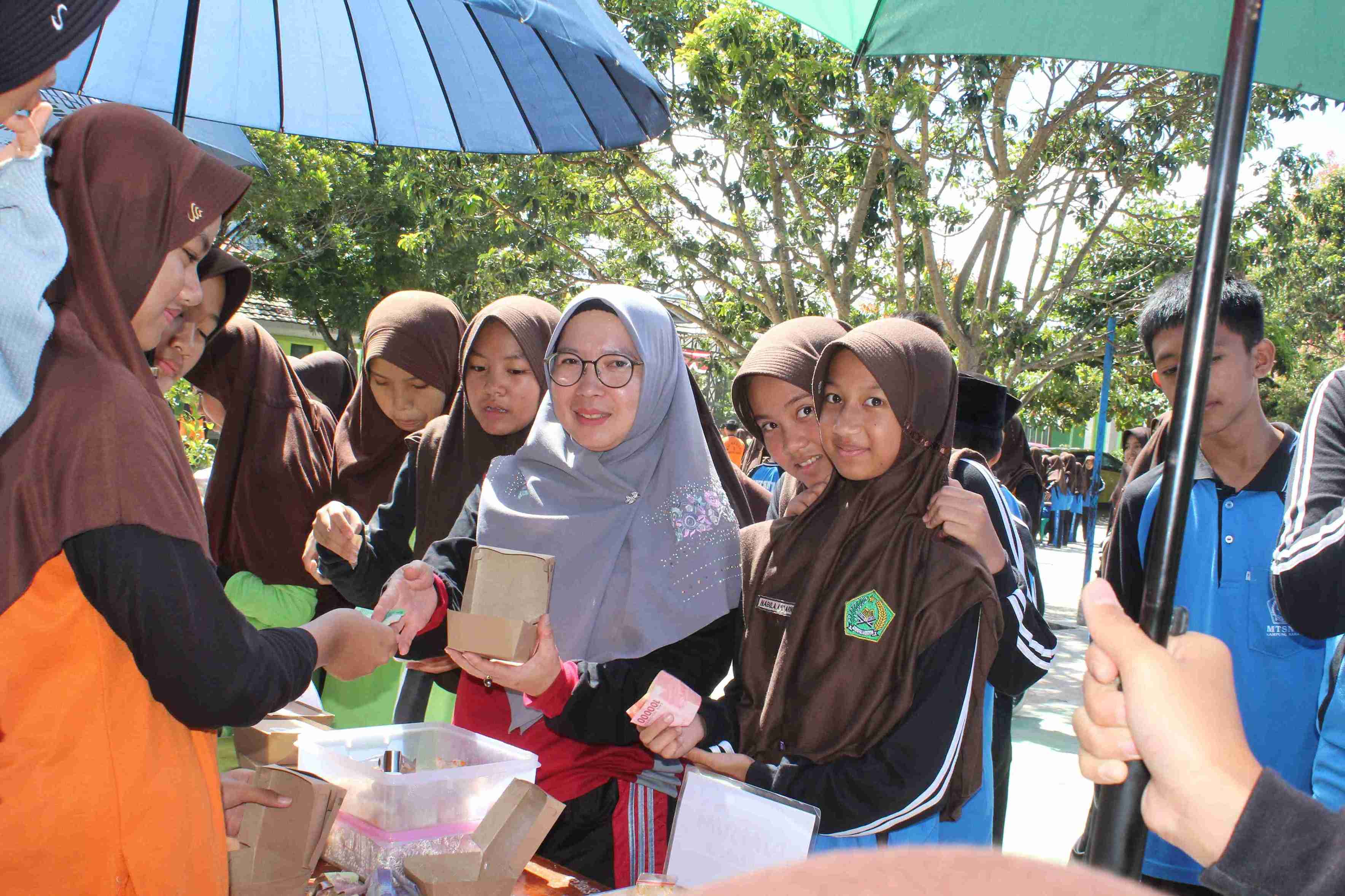 Gelar Karya P5RA di MTsN 1 Lampung Barat, Erya: Dorong Kreativitas dan Pemahaman Kewirausahaan Siswa