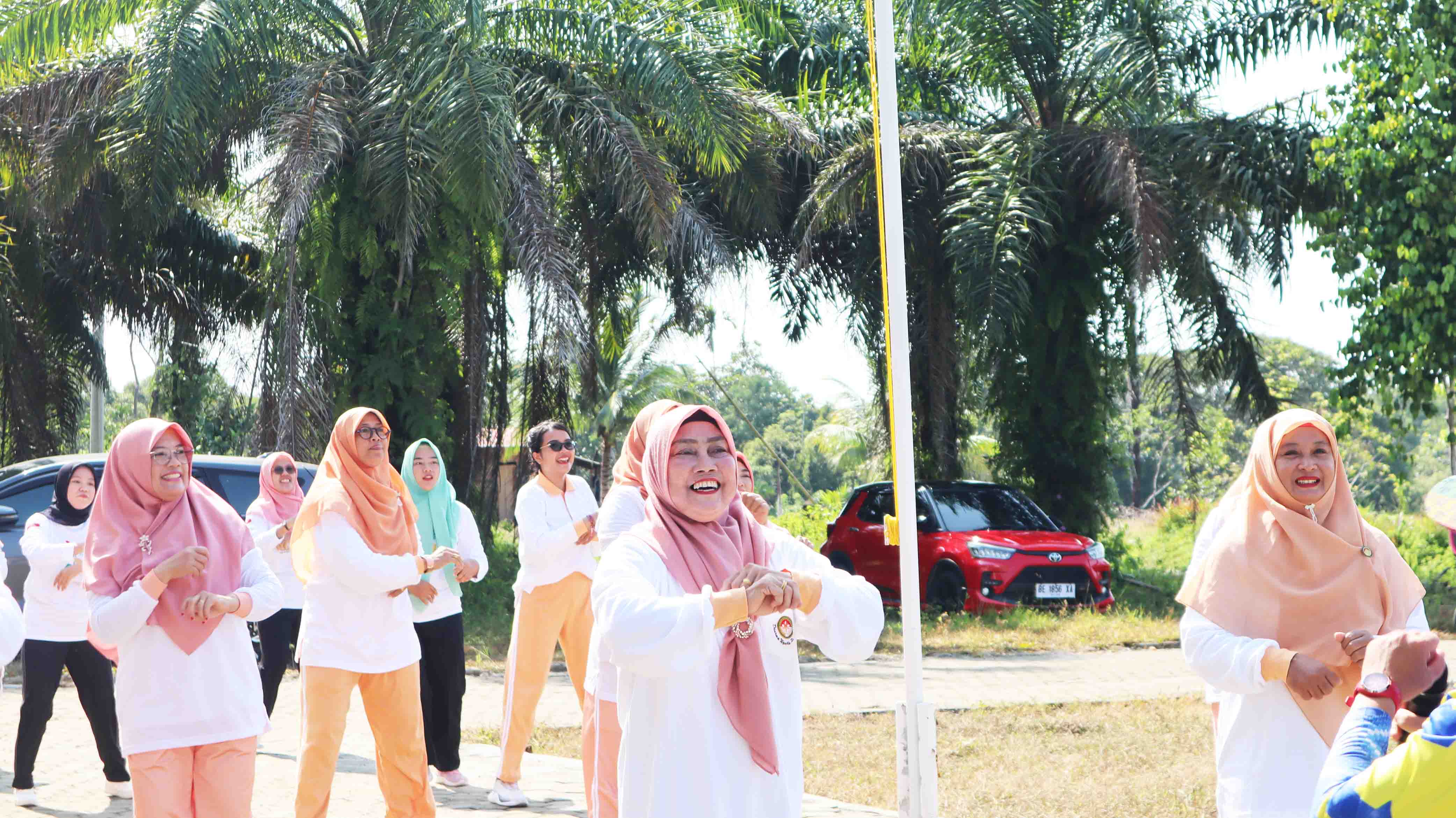 Dharma Wanita Persatuan ( DWP ) Kemenag Pesisir Barat Gelar Pertemuan Rutin dan Senam Sehat Bersama