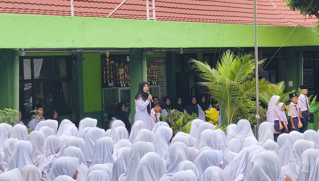 Upacara Bendera MTsN 1 Tanggamus Berlangsung Khidmat, Nurhasanah Tekankan Disiplin Berpakaian sebagai Cermin Sikap Terbaik