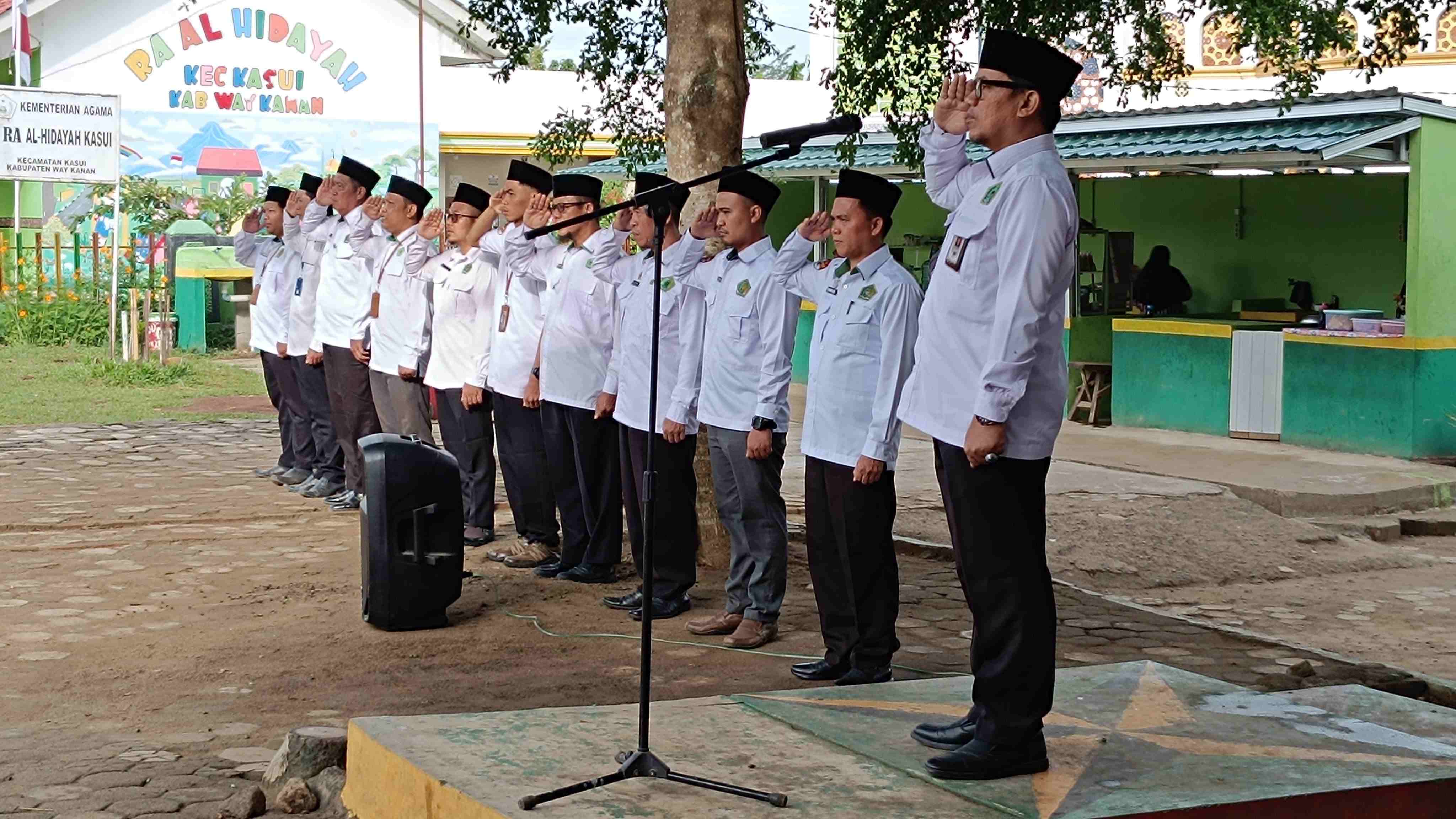 Menjadi Pembina Upacara di MTsN 1 Way Kanan, Kakankemenag Berpesan: Utamakan Shalat dan Hindari Judi Online