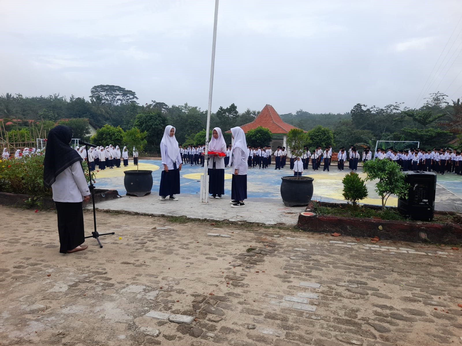 Upacara Bendera Senin di MTsN 2 Way Kanan: Pembina Upacara Sampaikan Pentingnya Kebersihan dan Semangat Belajar