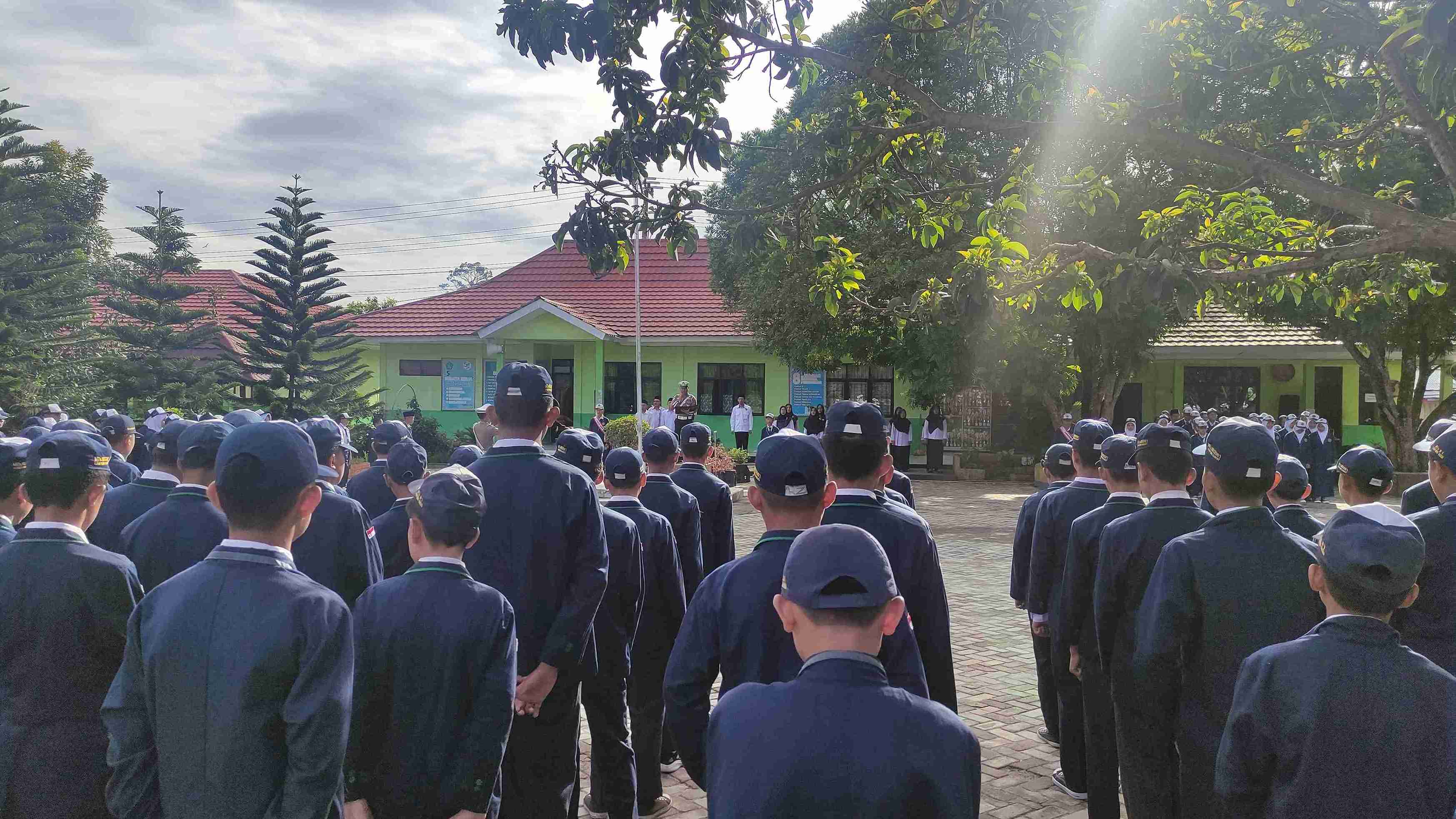 Kanit Kamsel Satlantas Polres Lampung Barat Jadi Inspektur Upacara di MTsN 1 Lampung Barat