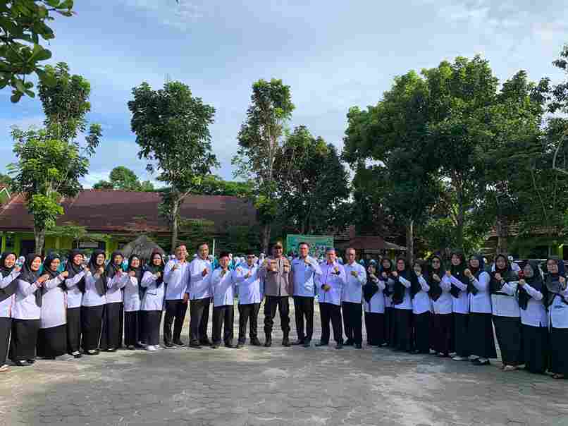 Civitas Akademika MAN 1 Lampung Barat dan Polres Gelar Upacara Penuh Makna di Lapangan Utama