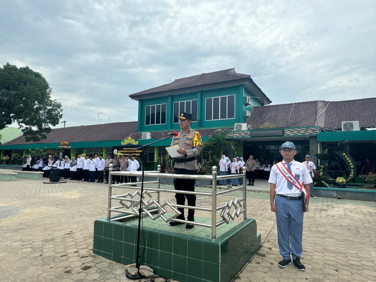 Jadi Pembina Upacara di MAN 1 Bandarlampung,Wakapolda Lampung Ajak Siswa Jauhi Kenakalan Remaja