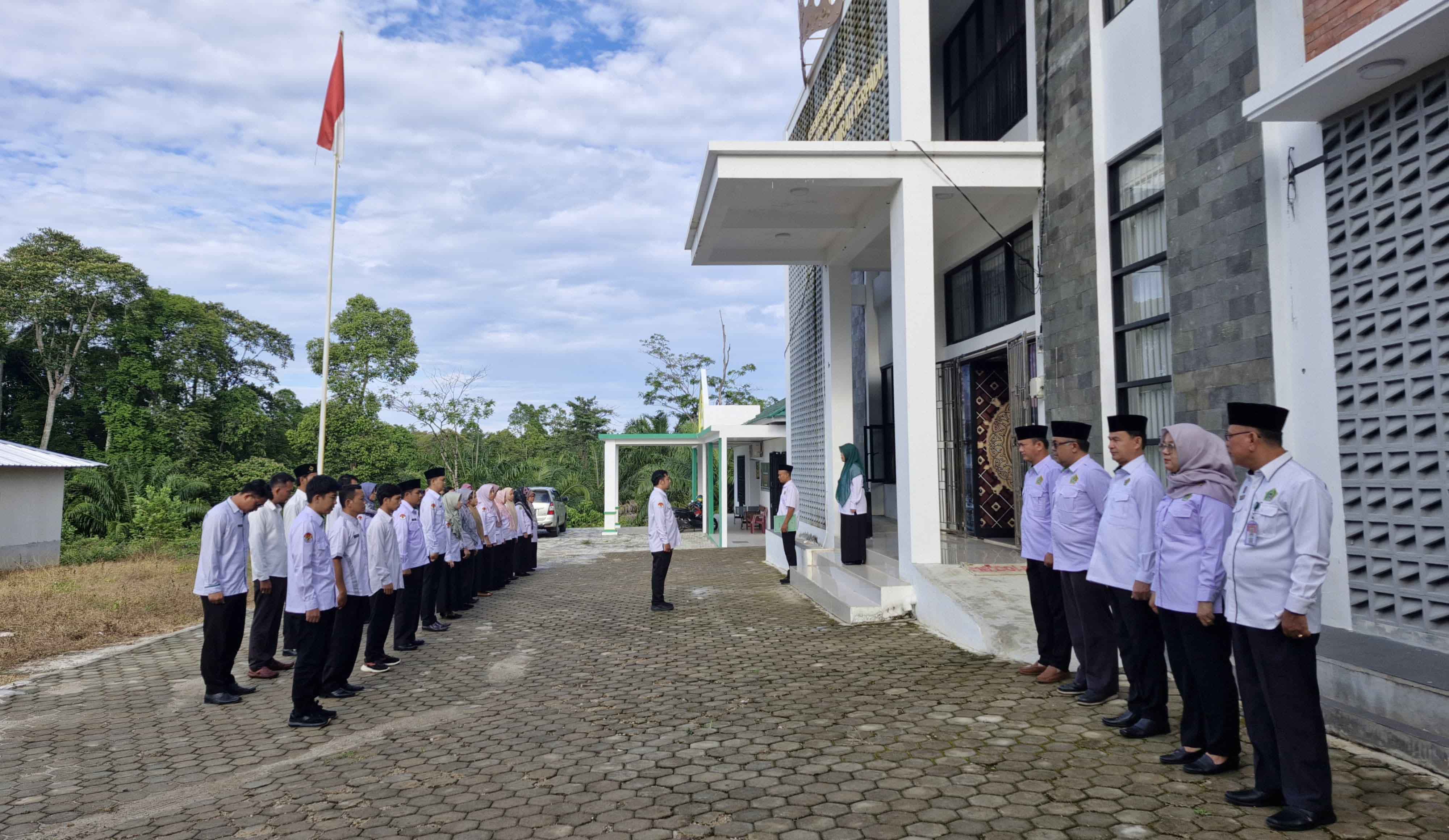 Kemenag Pesisir Barat dan KUA Krui Gelar Apel Rutin,  Sampaikan 5 Budaya Kerja dan Persiapan Seleksi CPPPK 2024