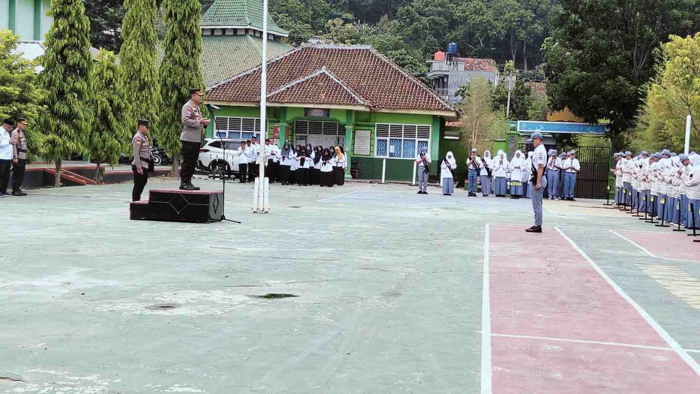 Disiplin Pesan Wadirbinmas Polda Lampung Selaku Inspektur Upacara di MAN 2 Bandar Lampung