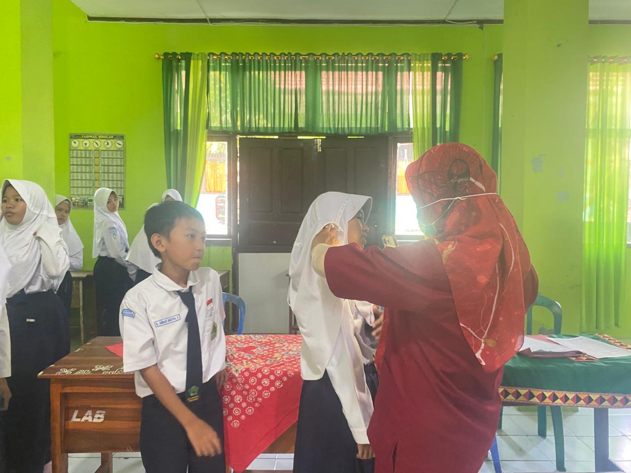 Peduli Kesehatan Indra, Siswa MTsN 2 Tanggamus Antusias Lakukan Pemeriksaan THT oleh Puskesmas