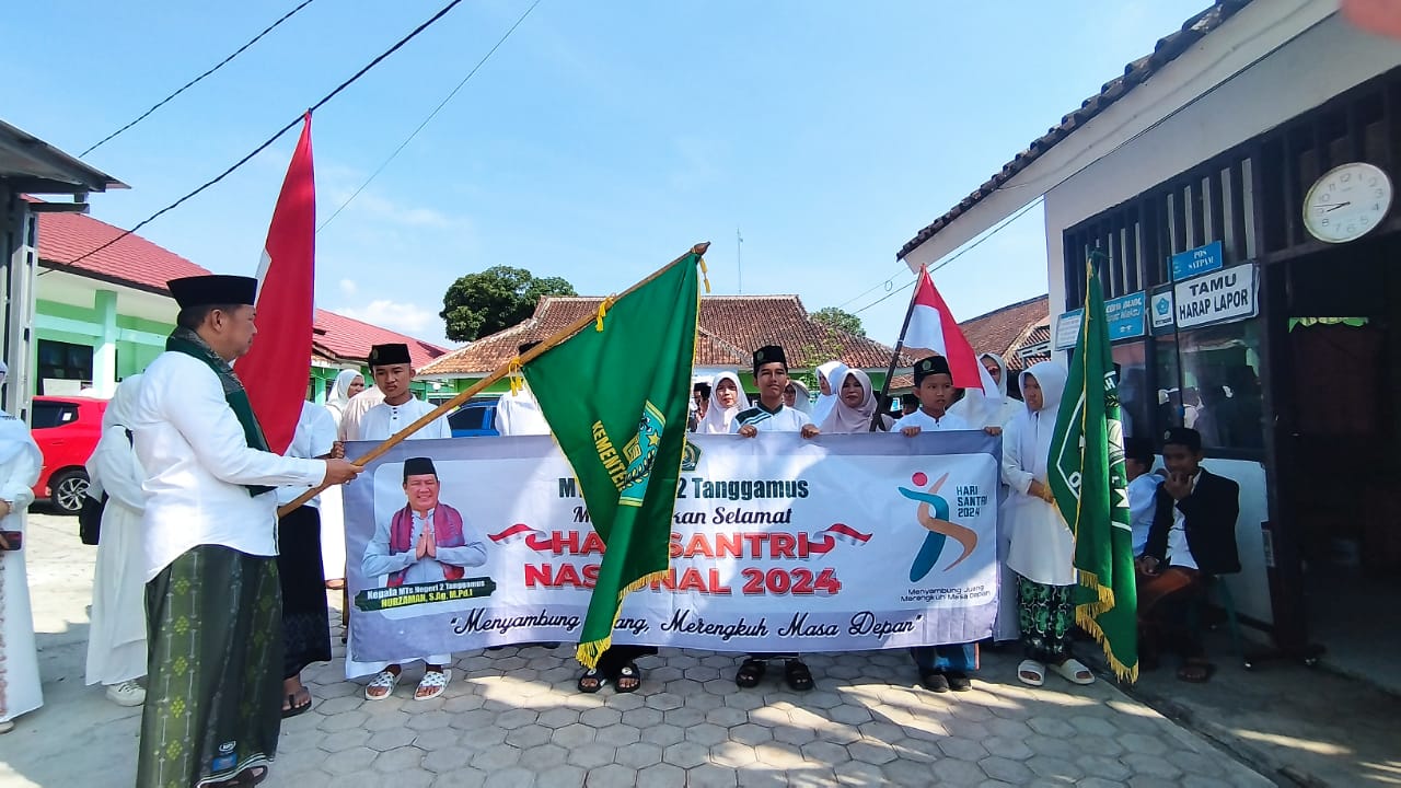Ratusan Warga MTsN 2 Tanggamus Lakukan Pawai Hari Santri Nasional 2024