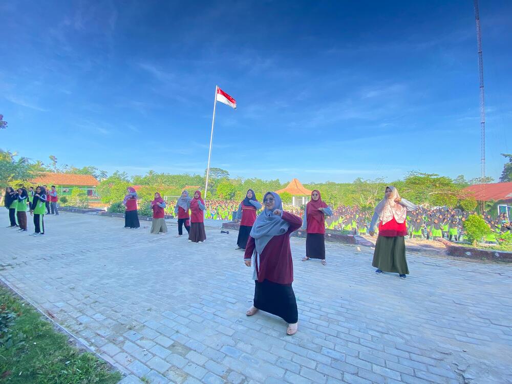 MTsN 2 Way Kanan Gelar Senam Sehat Rutin untuk Tingkatkan Kesehatan Siswa dan Guru