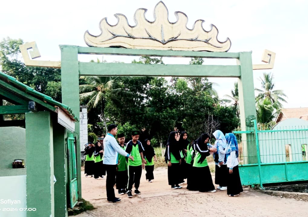 Membangun Karakter Positif, Guru MTsN 2 Way Kanan Sambut Siswa dengan Jabat Tangan di Gerbang Setiap Pagi