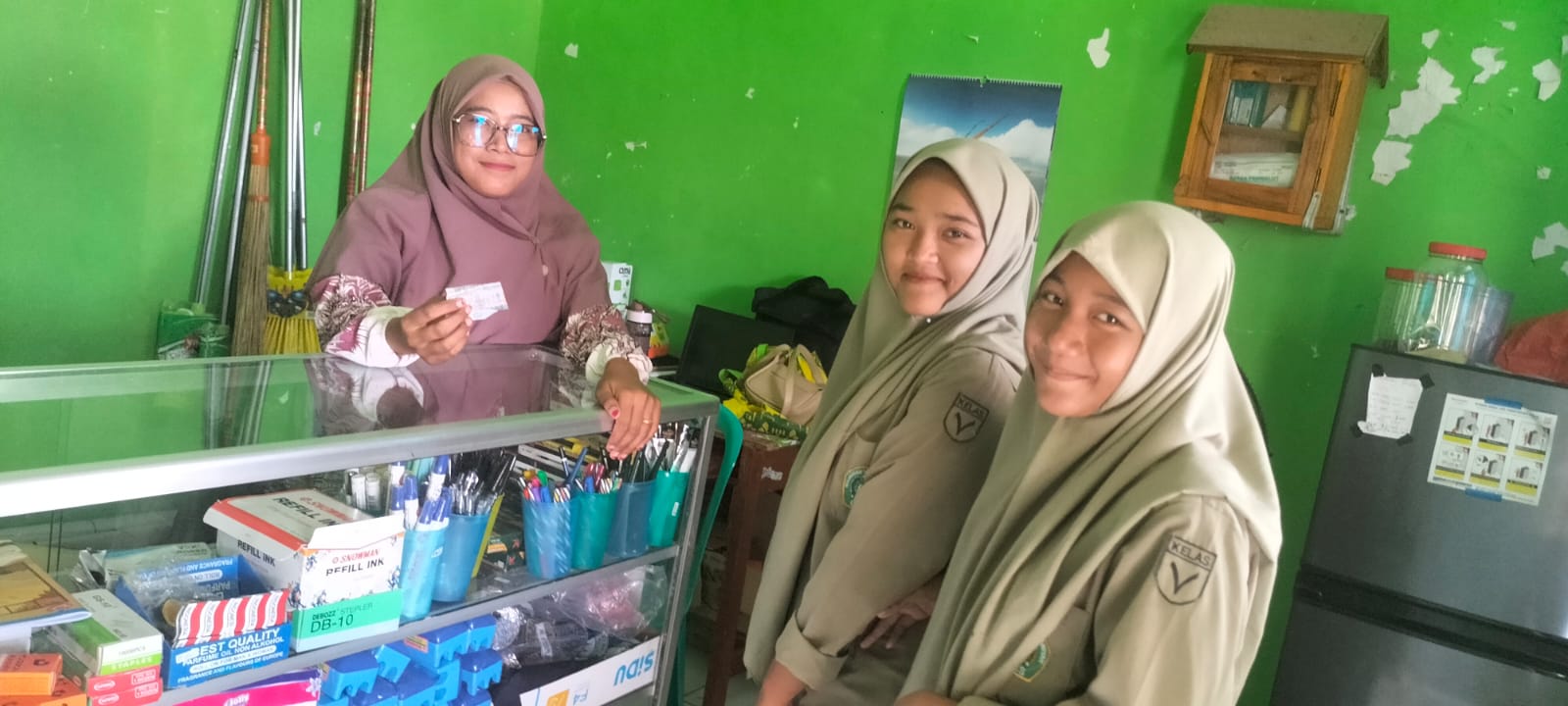 Siswa MTsN 2 Way Kanan Antusias Berbelanja di Koperasi Madrasah