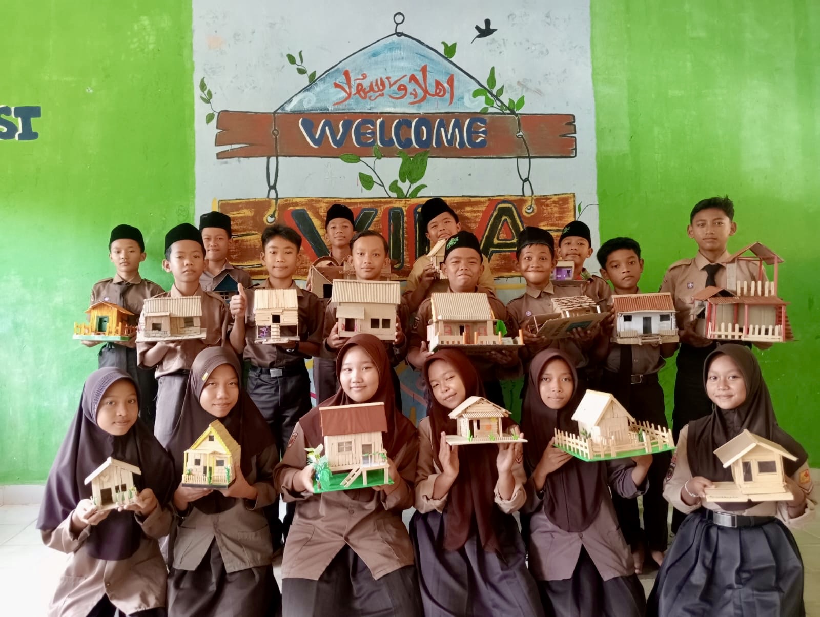 Kreativitas Tanpa Batas: Siswa MTsN 2 Way Kanan Kampus 2, Ubah Stik Es Krim Bekas Jadi Miniatur Rumah Unik Dan Menakjubkan