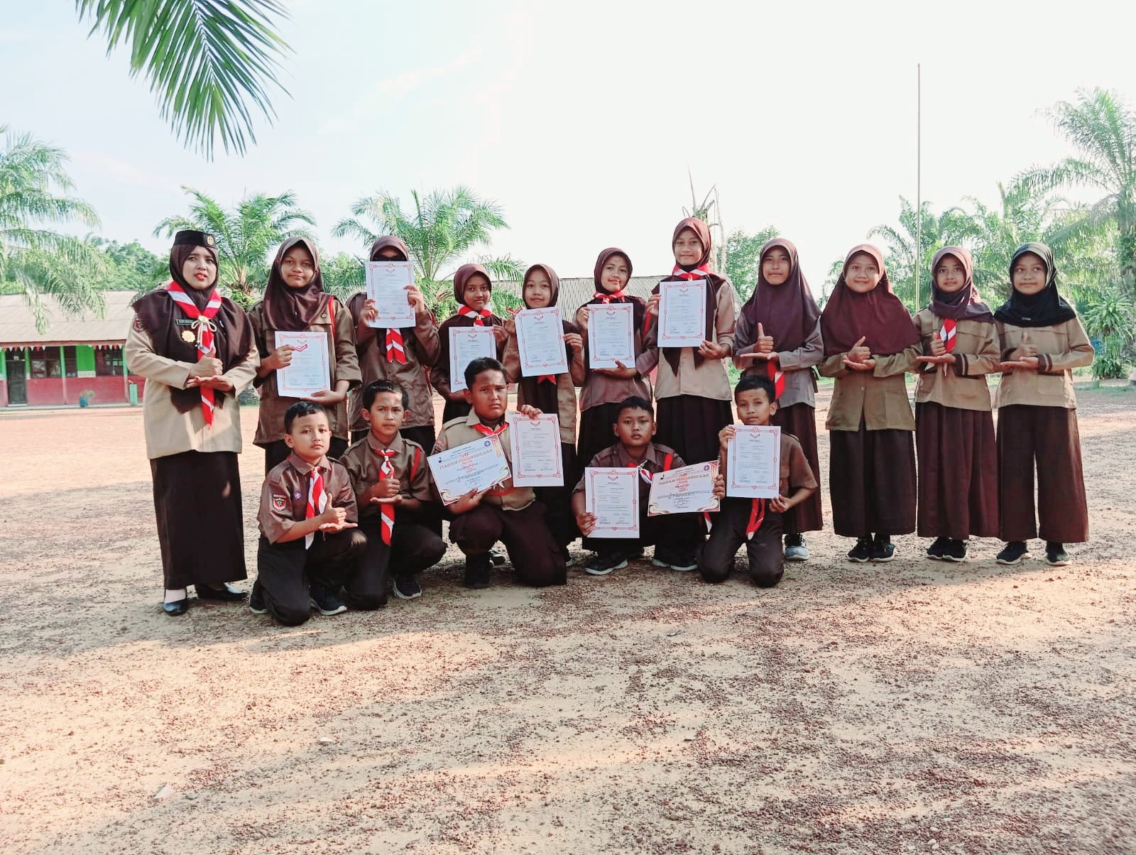 Kaur TU MTsN 2 Way Kanan, Nur Honimah, Lantik Sembilan Anggota Penggalang Ramu di SDN 01 Negara Harja