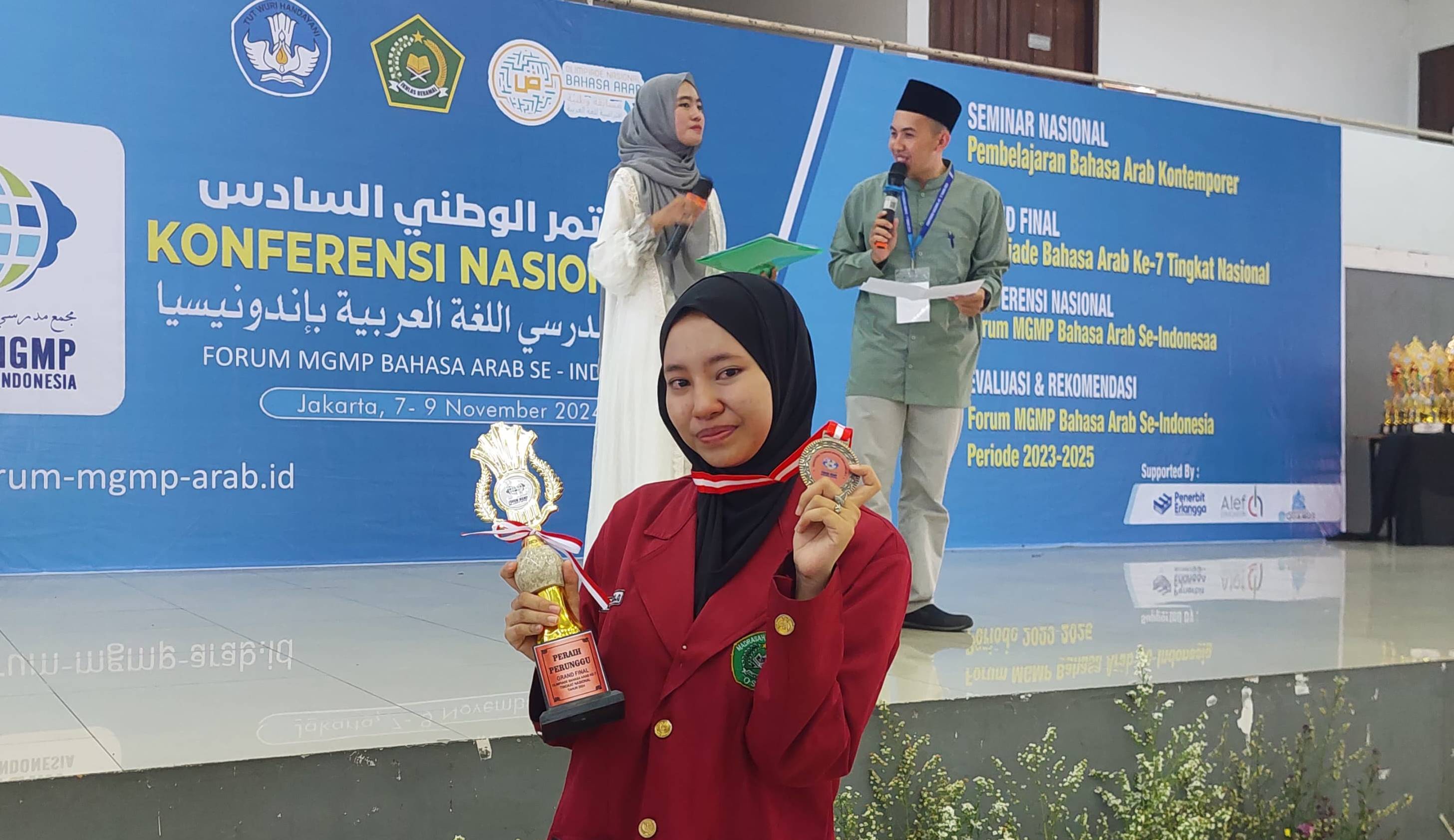 Kado Indah Menjelang Hari Pahlawan: Debi Citra Sari Raih Medali Perunggu di Olimpiade Bahasa Arab Nasional 2024