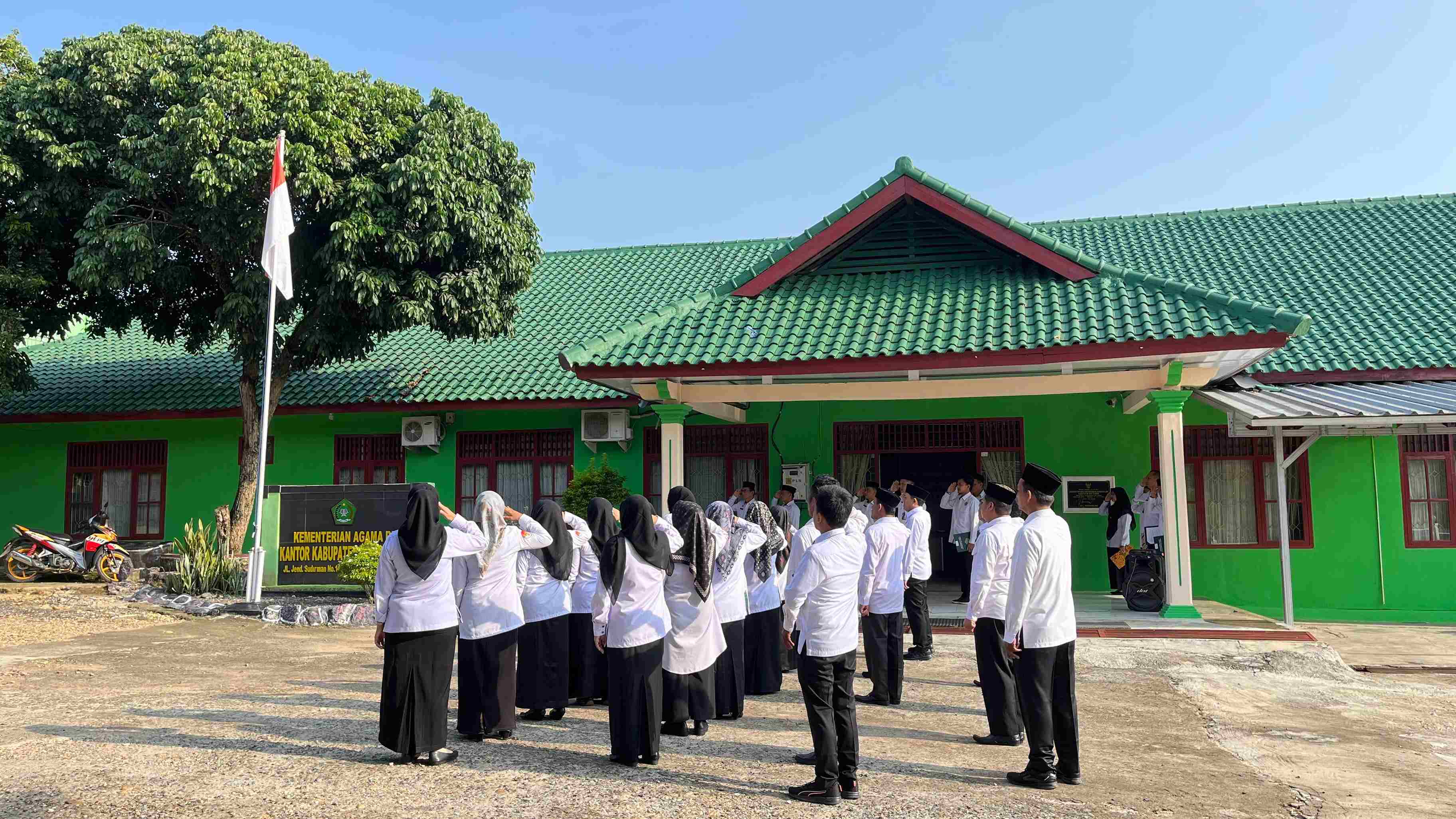 Kemenag Way Kanan, Peringati Hari Pahlawan 2024 "Meneladani Semangat Kepahlawanan dan Mencintai Tanah Air"