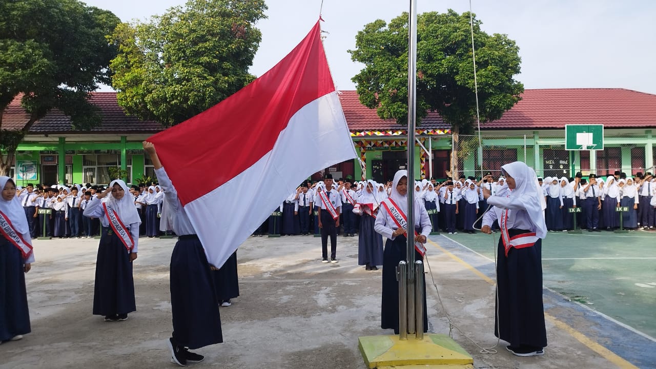 Usai Pelaksanaan Upacara Bendera, Kepala MTsN 2 Tanggamus Sematkan Medali Kemenangan Raga Azka dalam Gelaran OBA