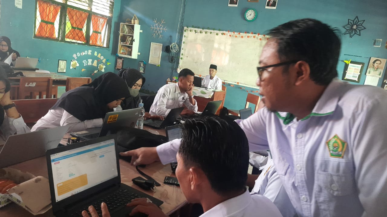 Guru MAN 1 Tanggamus Sebagai Peserta Ujian Asesmen Kompetensi Guru(AKG) Gelombang Kedua Berjalan Lancar