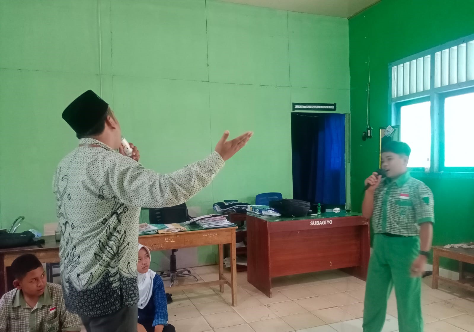 Semangat mengikuti lomba siswa MTs Negeri 1 Way Kanan gencar latihan solo song