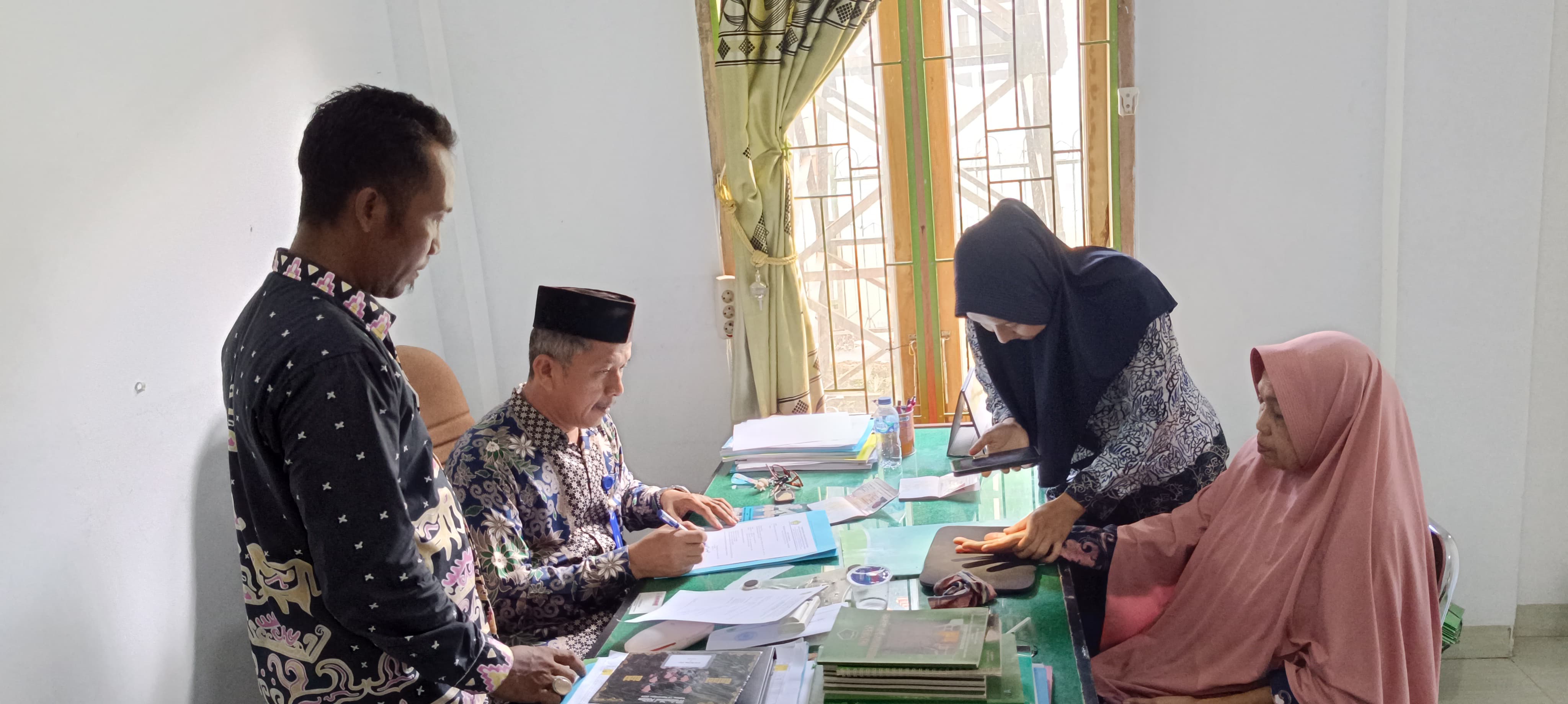 Seksi PHU Kemenag Way Kanan Lakukan Verifikasi dan Pemberkasan Tahap Dua Calon Jemaah Haji 2025