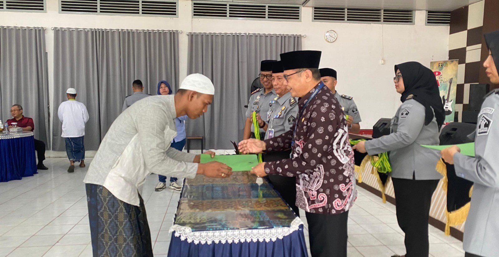 Ka KanKemenag Makmur, Hadiri Wisuda Santri Ponpes Daruttaubah di Lapas Kelas 1 Rajabasa