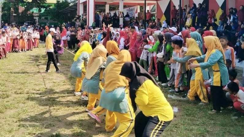 Tim Tarik Tambang MTsN 1 Tanggamus Tampilkan Semangat Kompetisi di HUT Ke-79 PGRI Kotaagung