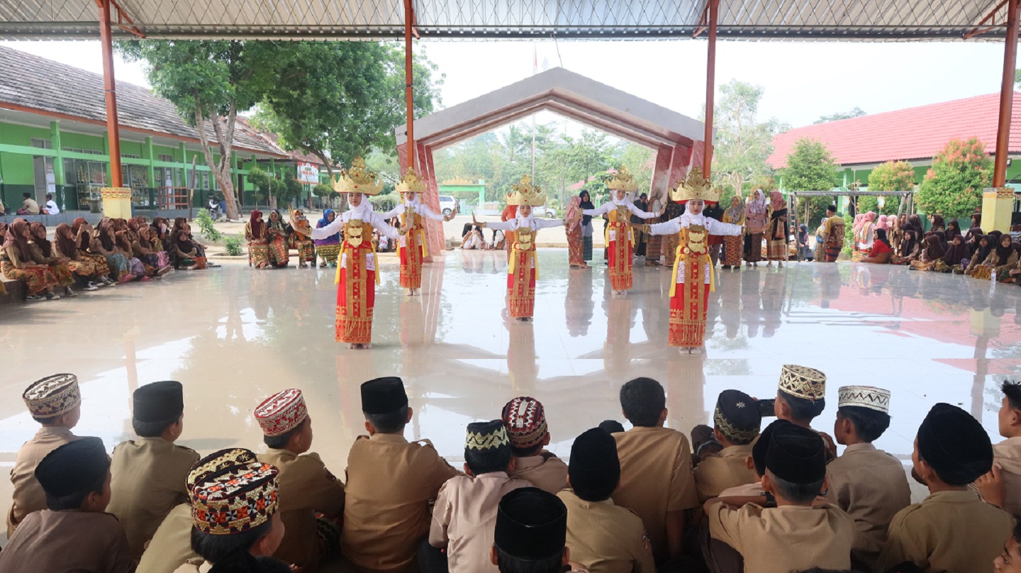 Tampilkan Tarian Khas Lampung untuk Menumbuhkan Semangat Berbudaya di Kalangan Siswa
