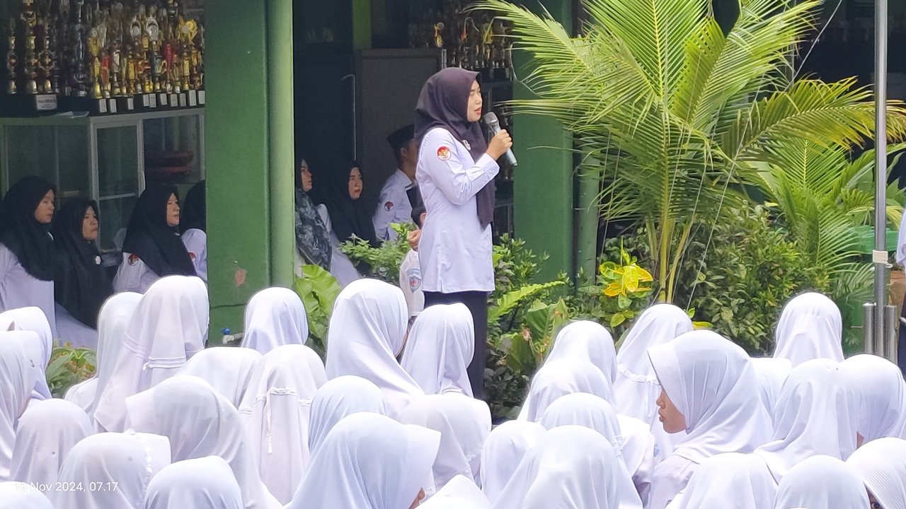 Upacara Bendera di MTsN 1 Tanggamus Berlangsung Khidmat, Alpiana Bagikan Tips Sukses untuk Siswa
