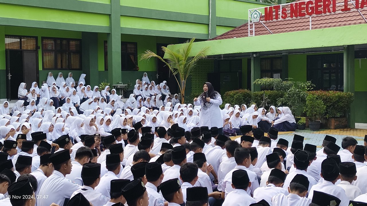 Sosialisasi di MTsN 1 Tanggamus: Cerdas Gadget, Bebas Bullying, Hindari Pornografi