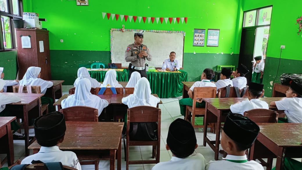 Polres Tanggamus Gelar Sosialisasi Kenakalan Remaja dan Ketertiban Lalu Lintas di MIN 2 Tanggamus