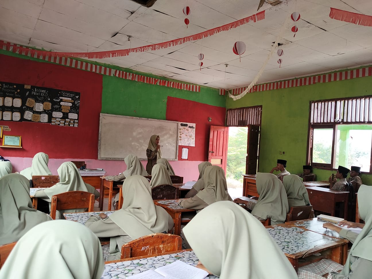 Kepala MTsN 2 Way Kanan Laksanakan Supervisi Kelas untuk Tingkatkan Kualitas Pembelajaran