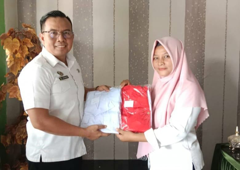 Kepala MTsN 2 Way Kanan Serahkan Seragam Baru untuk Tim Paskibra