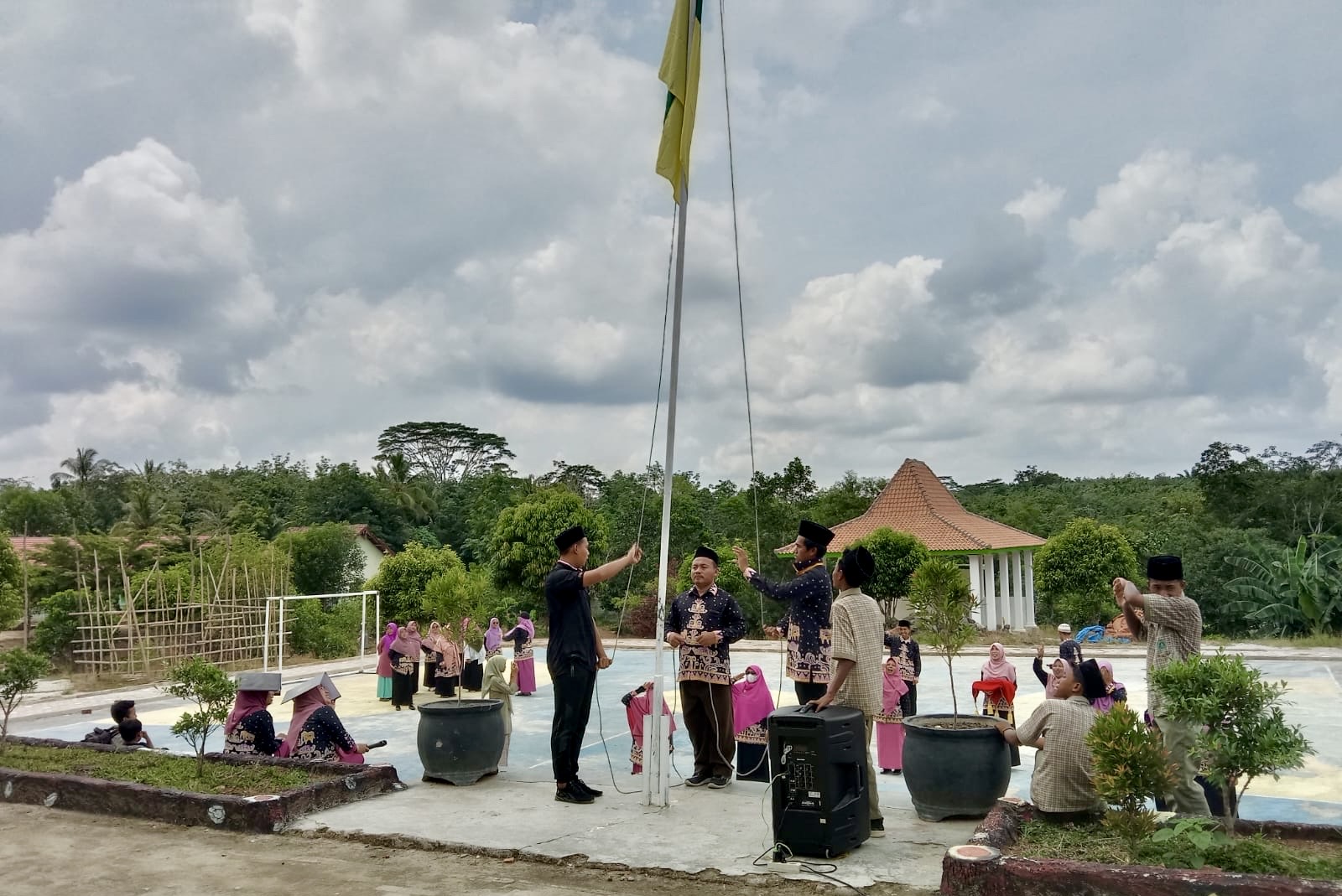 Di Balik Layar Latihan Upacara Hari Guru Nasional 2024: Semangat Guru MTsN 2 Way Kanan yang Membara di Bawah Terik Matahari