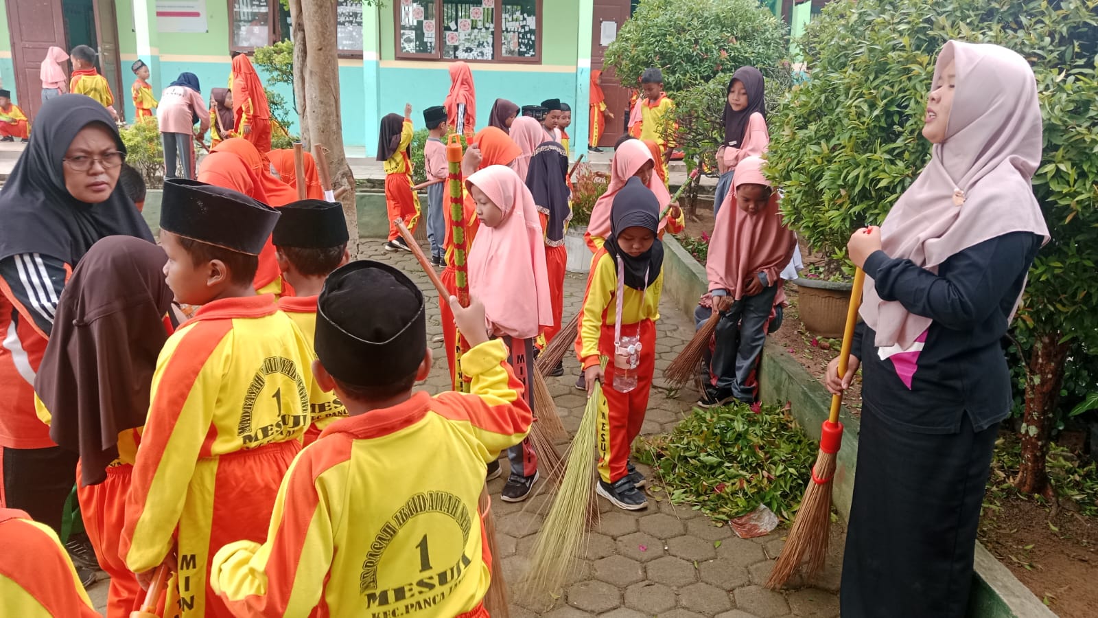 MIN 1 Mesuji Gelar “Jumat Bersih” untuk Tingkatkan Kepedulian Lingkungan