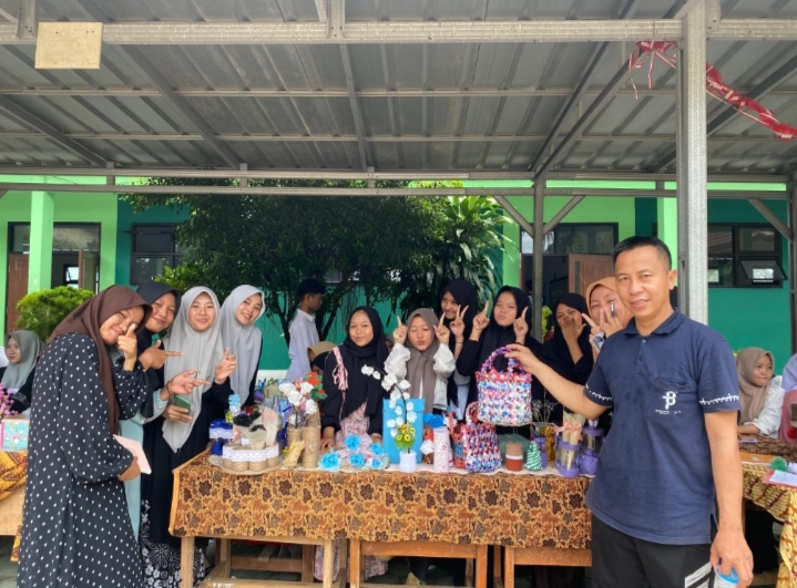 Market Day P5RA MAN 1 Tanggamus Sukses Digelar, Peserta Didik Kreatif Olah Limbah Plastik