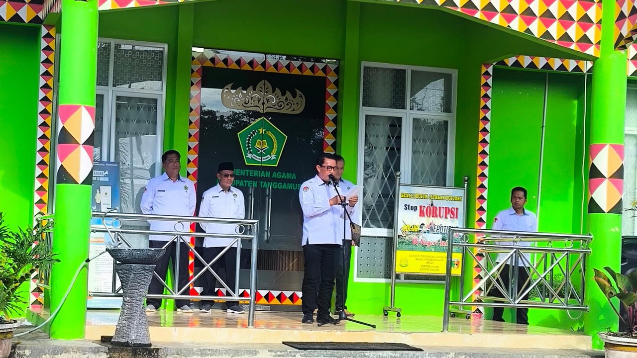 Kasi Penmad Kemenag Tanggamus Pimpin Upacara Hari Guru Nasional