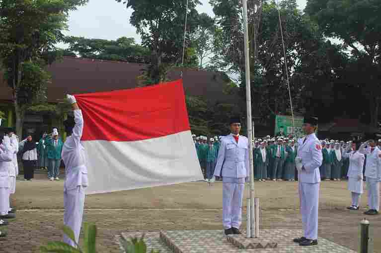 Upacara Hari Guru Nasional di MAN 1 Lampung Barat : Wujud Apresiasi dan Penghormatan untuk Para Pendidik